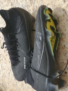 Nike Men’s Black Mercurial Football Cleats with Yellow-Sole Accents